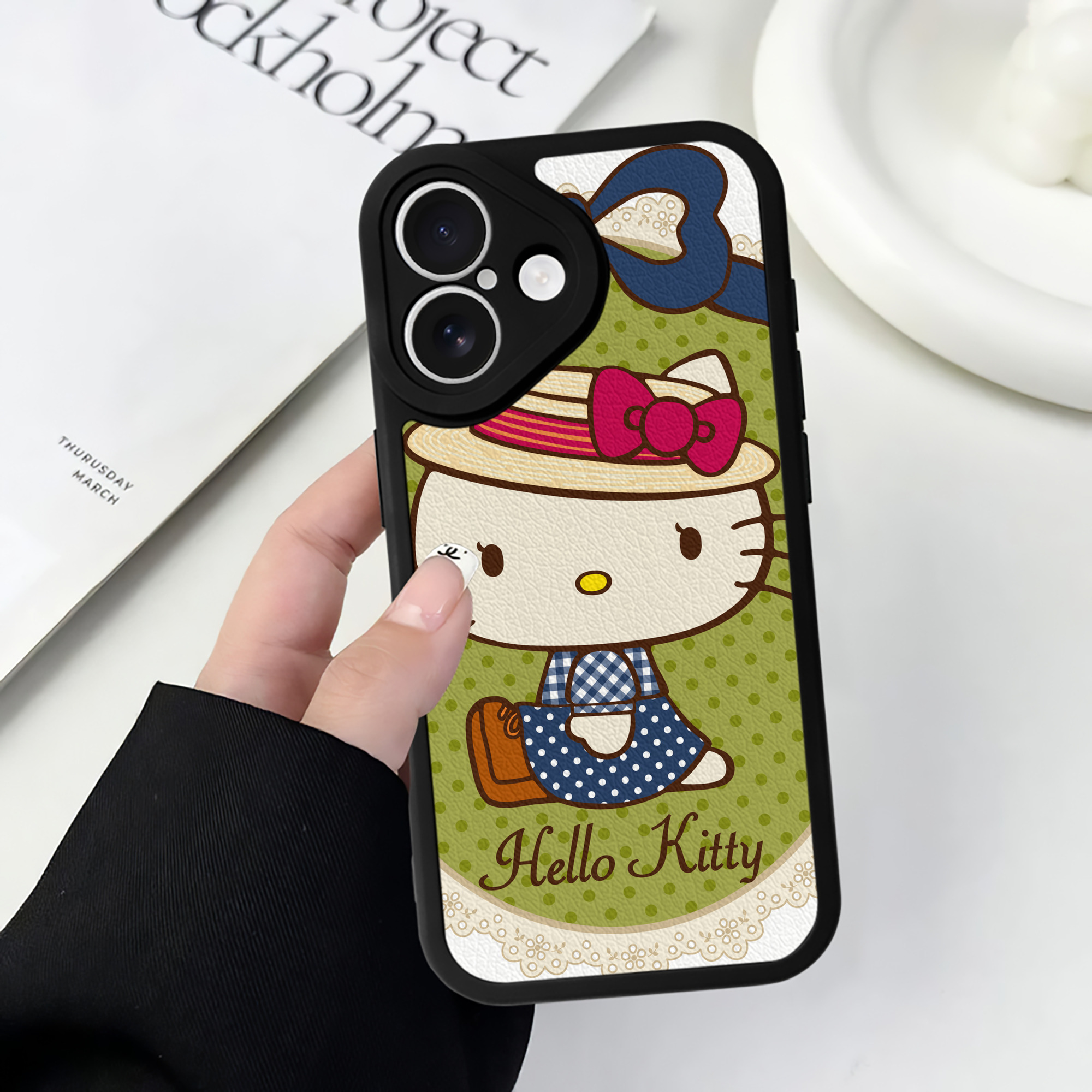 （画像用） Hello Kitty ハローキティ 【iPhone 16シリーズ対応】シリコンスマホケース（レザー調） 材質：シリコン